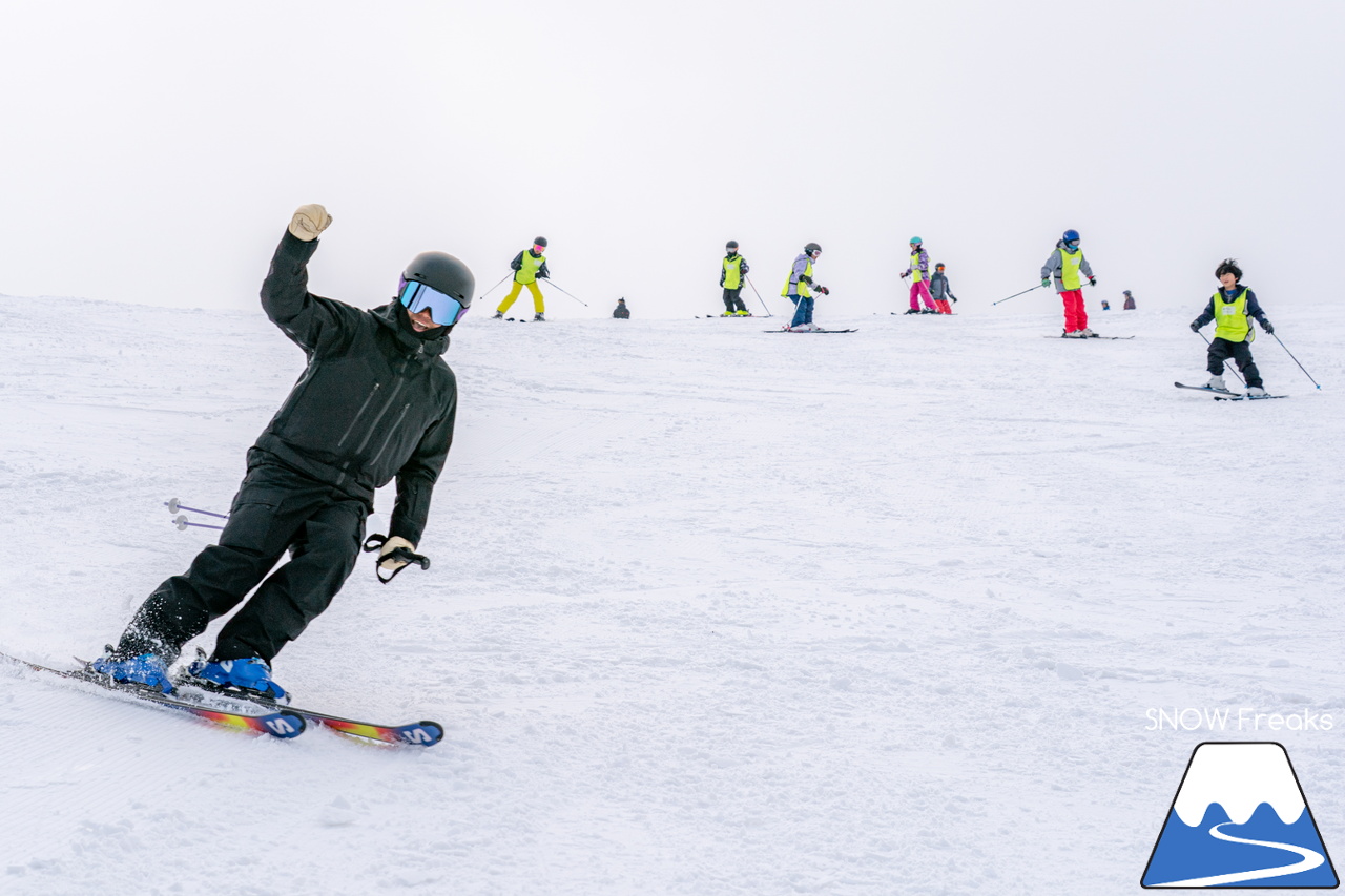井山敬介さんと秋元日菜子さんのコンビは今年も健在！さらに、サプライズゲストも登場？！憧れのスキーヤーと一緒に雪と戯れ、『いちえ』の美味しいランチをいただく…。夢のようなイベント。めもるホールディングス presents プロスキーヤー・井山敬介さんと行く｜ダイナスティスキーリゾート